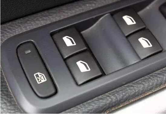 汽車保險(xiǎn)絲到底在哪?如何知道其對應(yīng)的用電設(shè)備?